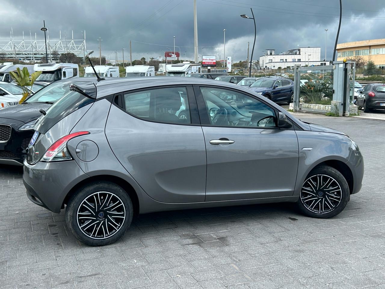 Lancia Ypsilon 1.0 firefly hybrid Silver