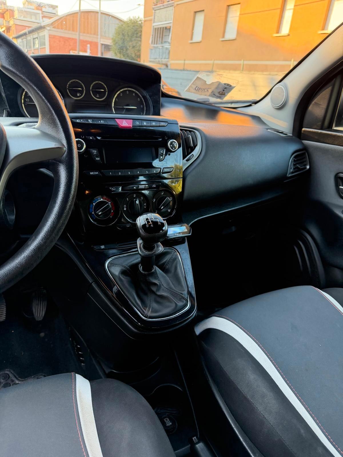 Lancia Ypsilon 0.9 METANO - NEOPATENTATI - 12 MESI DI GARANZIA -