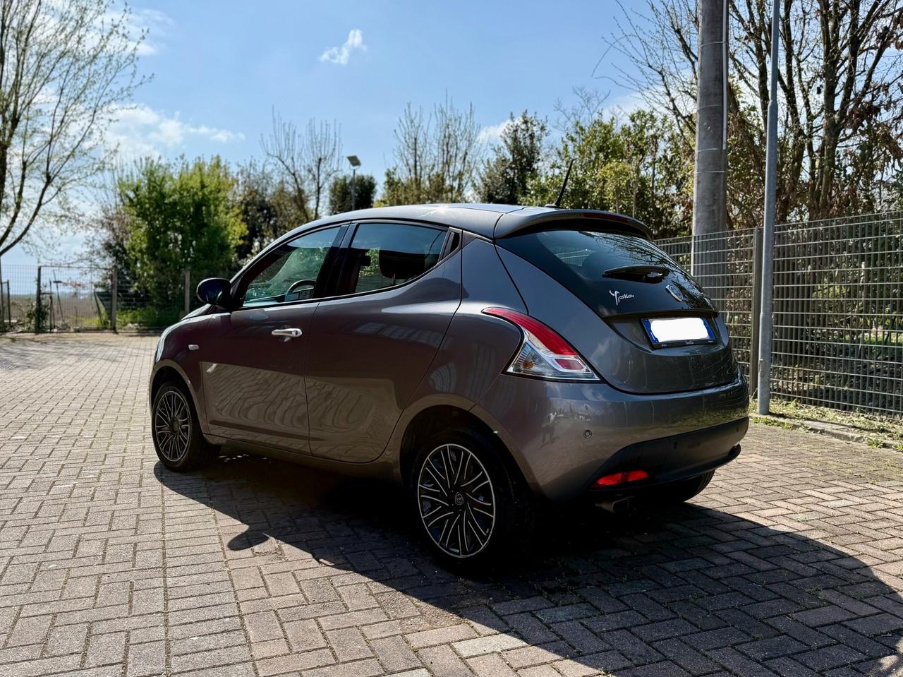 Lancia Ypsilon 1.0 FireFly 5 porte S&S Hybrid Ecochic Silver