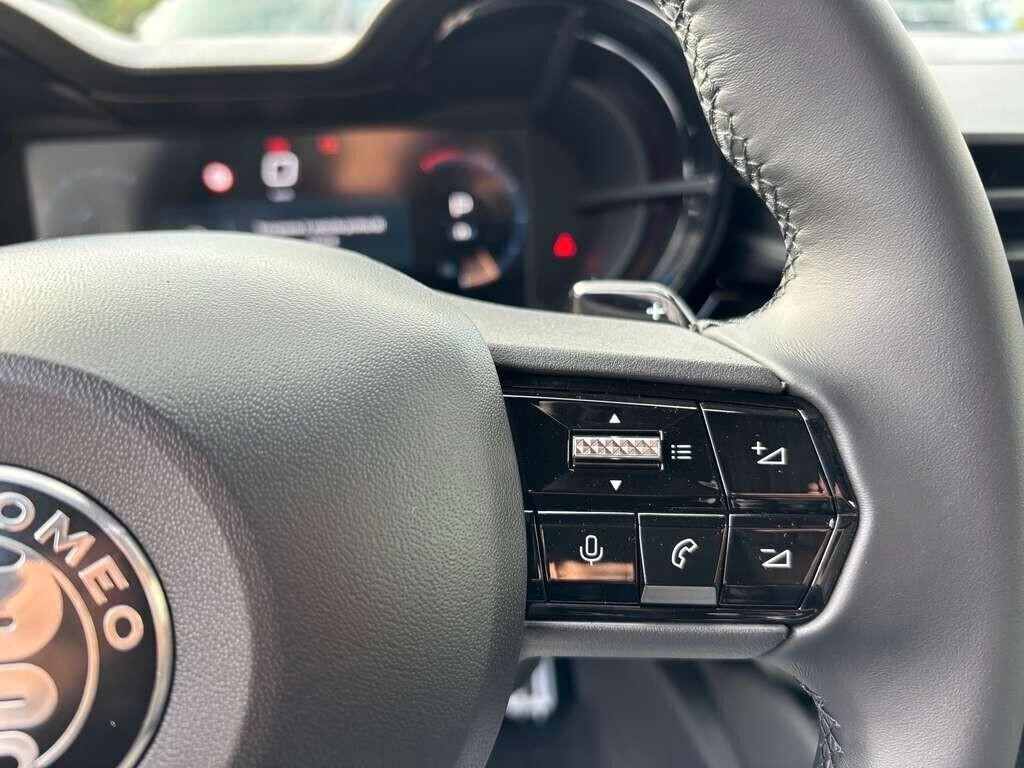 Alfa Romeo Junior 1.2 136 CV Hybrid eDCT6 Speciale KM 0 IVA ESPOSTA Tua a soli 269 Euro al mese