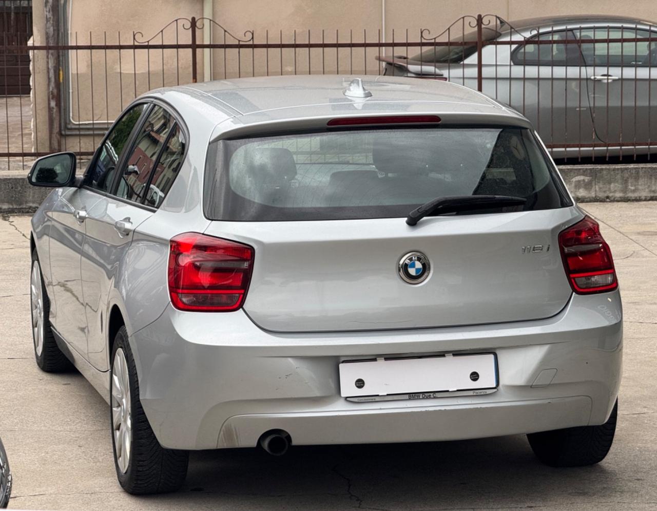 Bmw 116 116i 5p. Unique