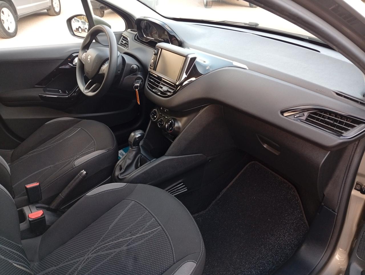 Peugeot 208 PureTech 82cv 5 porte Allure