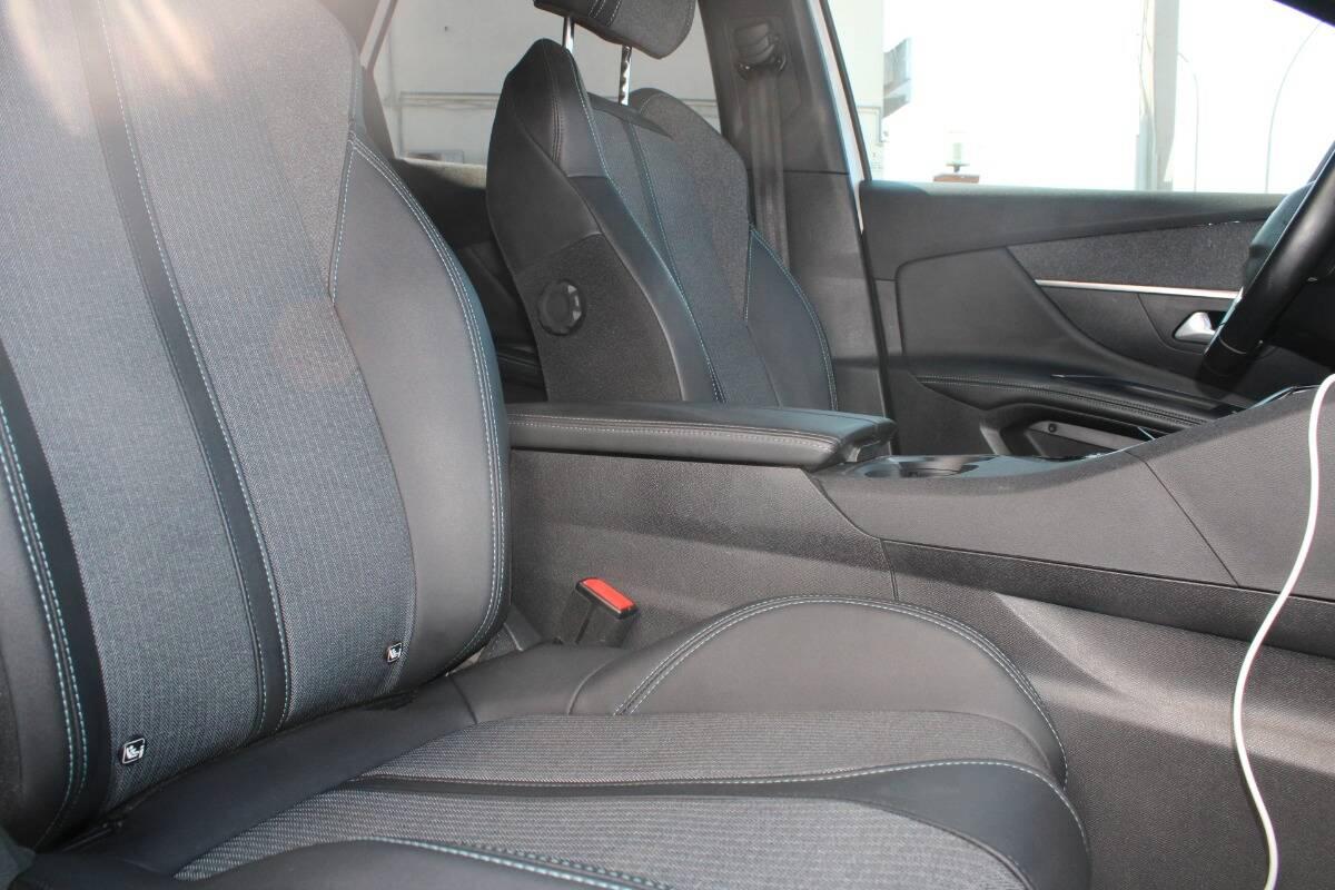 Peugeot 3008 II 1.5 bluehdi Allure Pack s&s 130cv AUTO con CarPlay