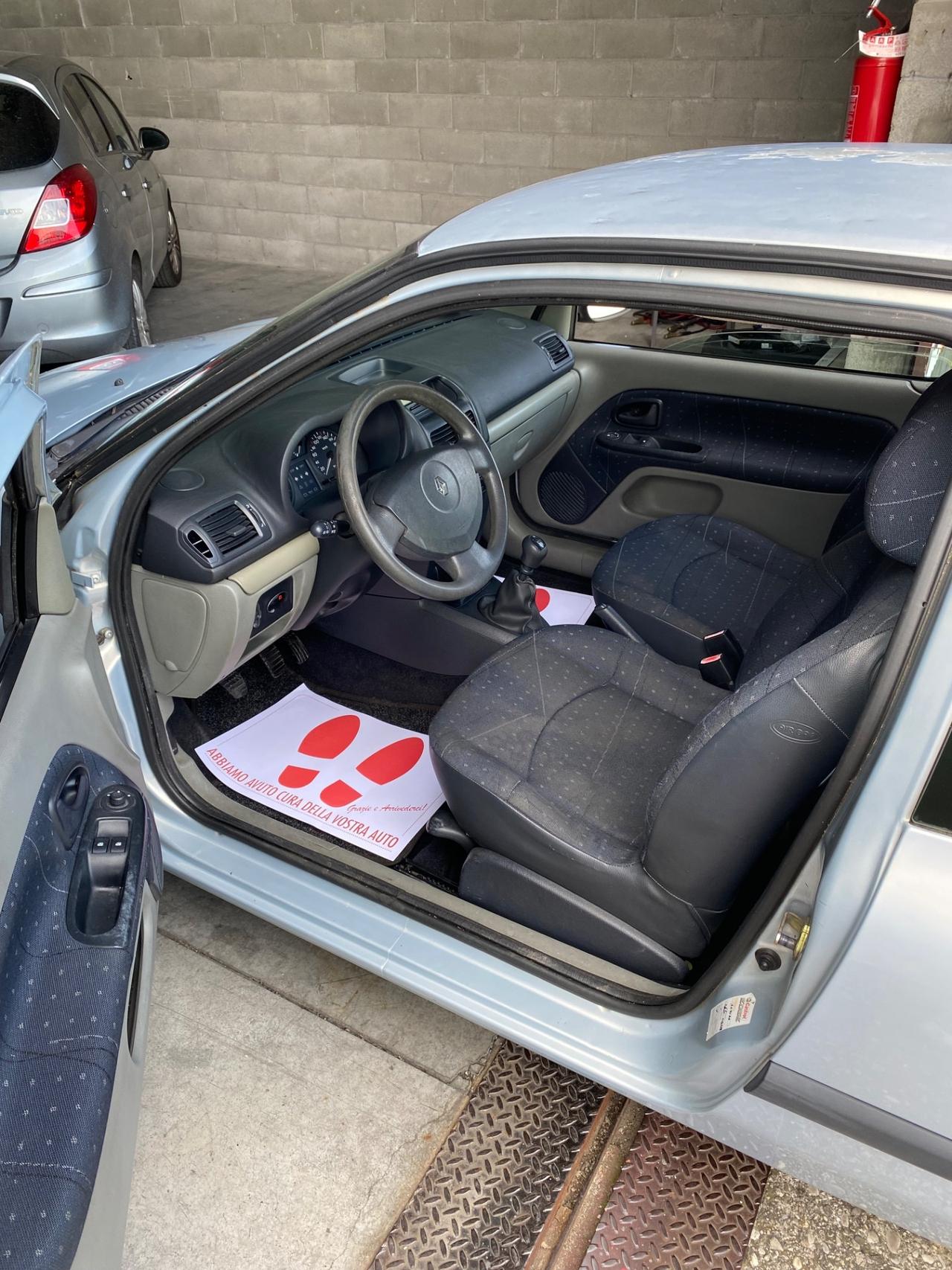 Renault Clio 1.2 16V 3 porte Neopatentati