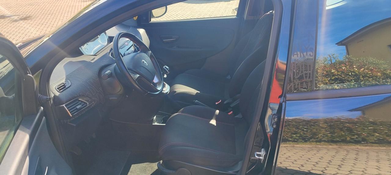Lancia Ypsilon 1.2 69 CV 5 porte Silver Elefantino Rosa