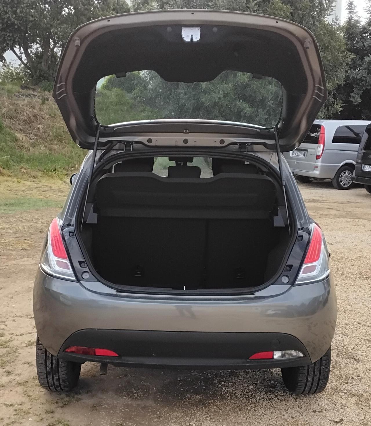 Lancia Ypsilon 1.0 FireFly 5 porte S&S Hybrid UnYca