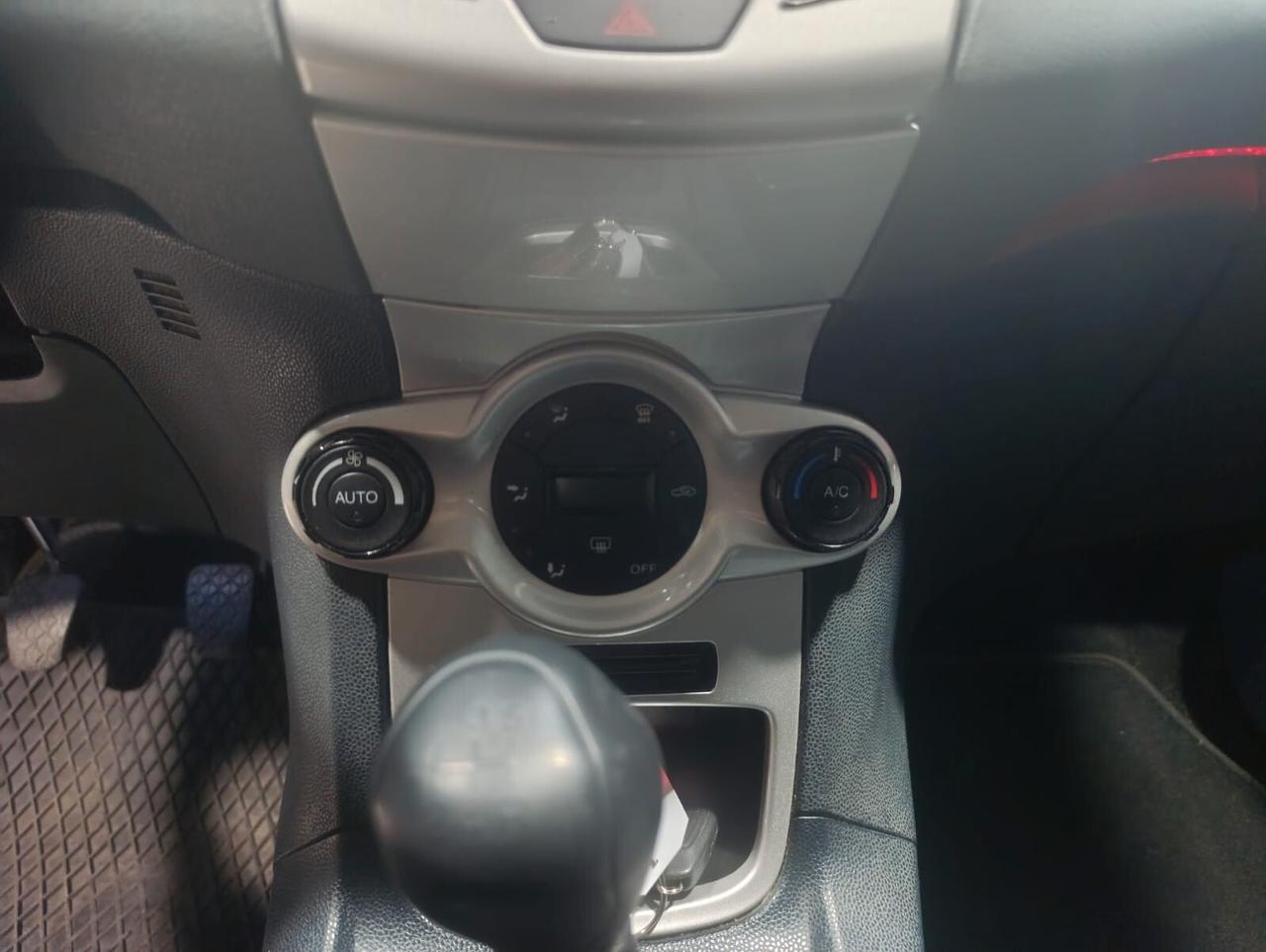 FORD FIESTA DEL 2011 1200 BENZINA ANCHE NEOPATENTATI