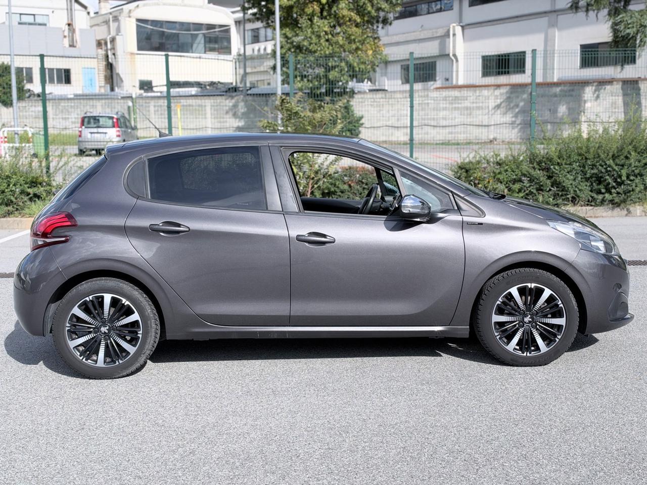 PEUGEOT 208 PURETECH 82CV SINGATURE GARANZIA 12 MESI