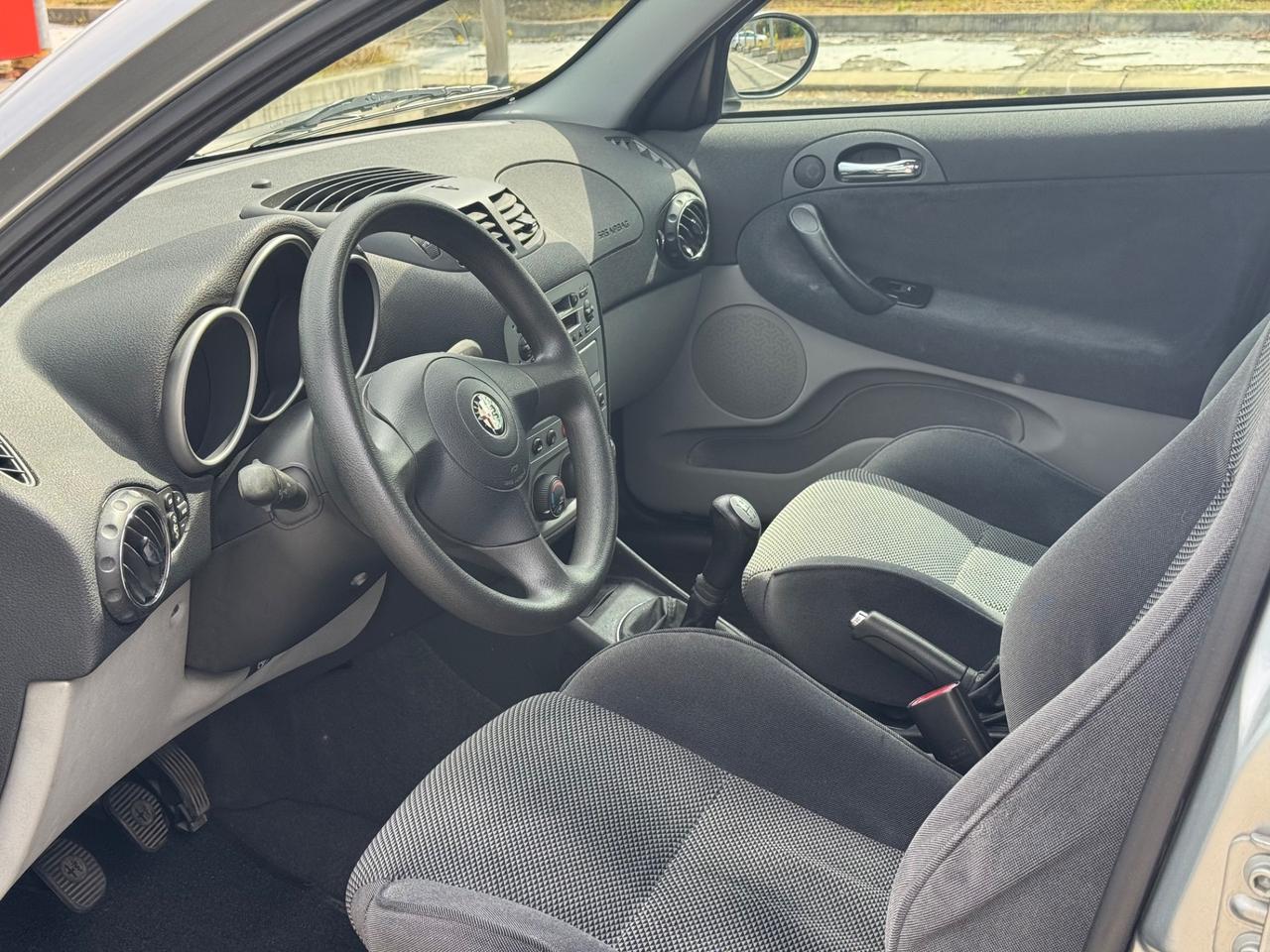 Alfa Romeo 147 1.6i 16V Twin Spark cat 5p. Distinctive