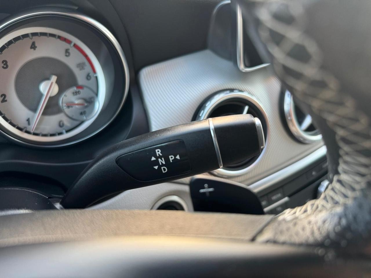 MERCEDES GLA 180d Premium