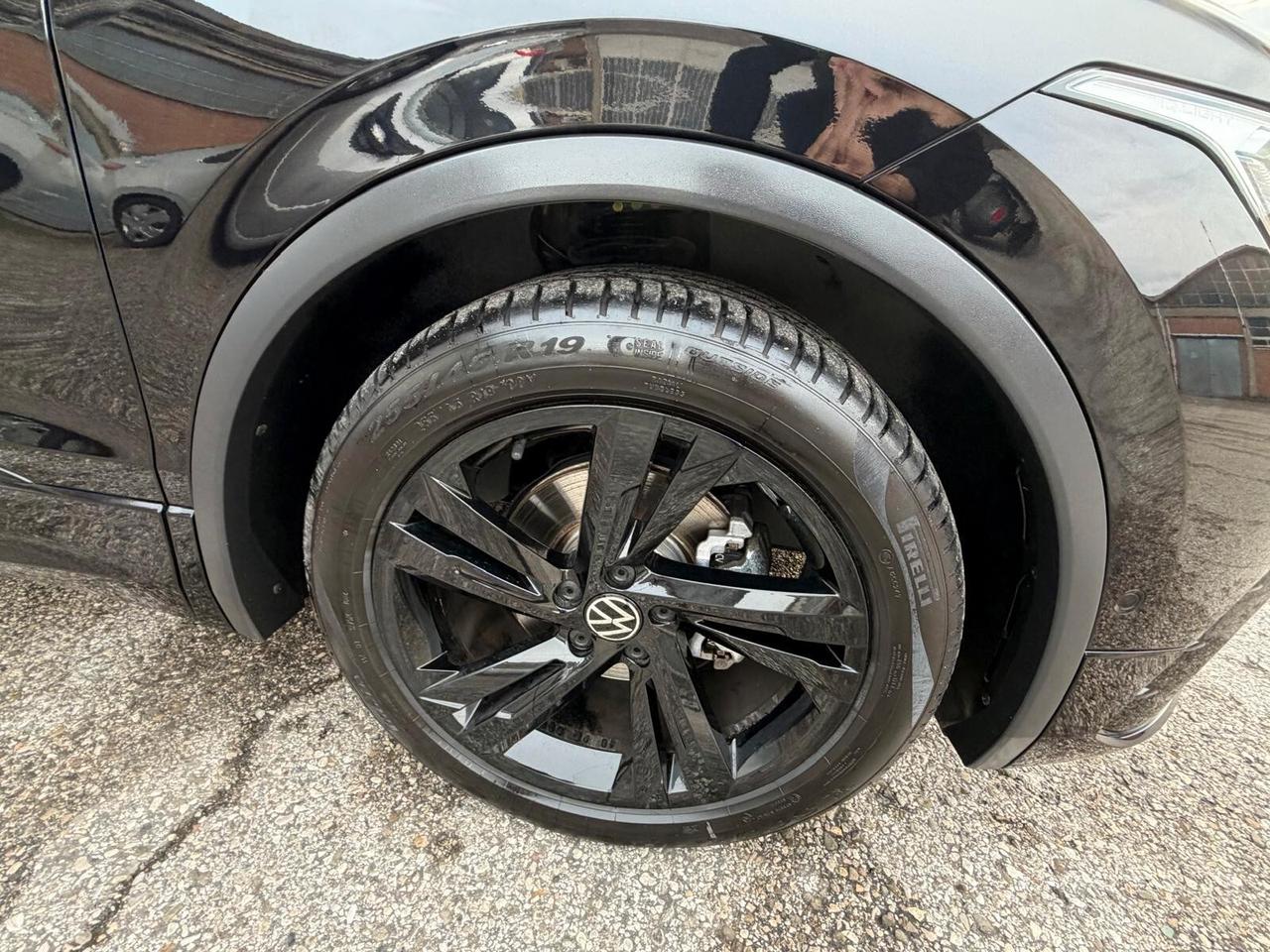 Volkswagen Tiguan 2.0 TDI 150 CV SCR DSG R-Line TETTO APRIBILE BLACK PACK