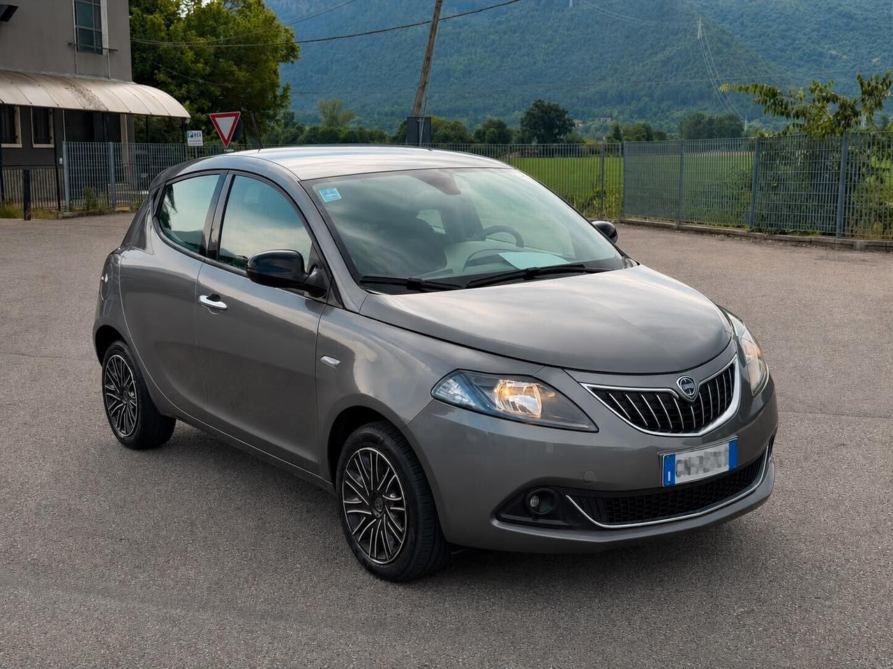 Lancia Ypsilon 1.0 FireFly 5 porte S&S Hybrid Silver