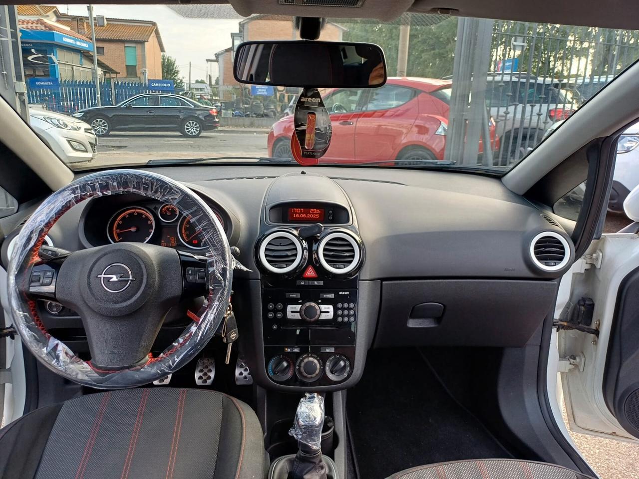 Opel Corsa 1.2 3 porte b-color