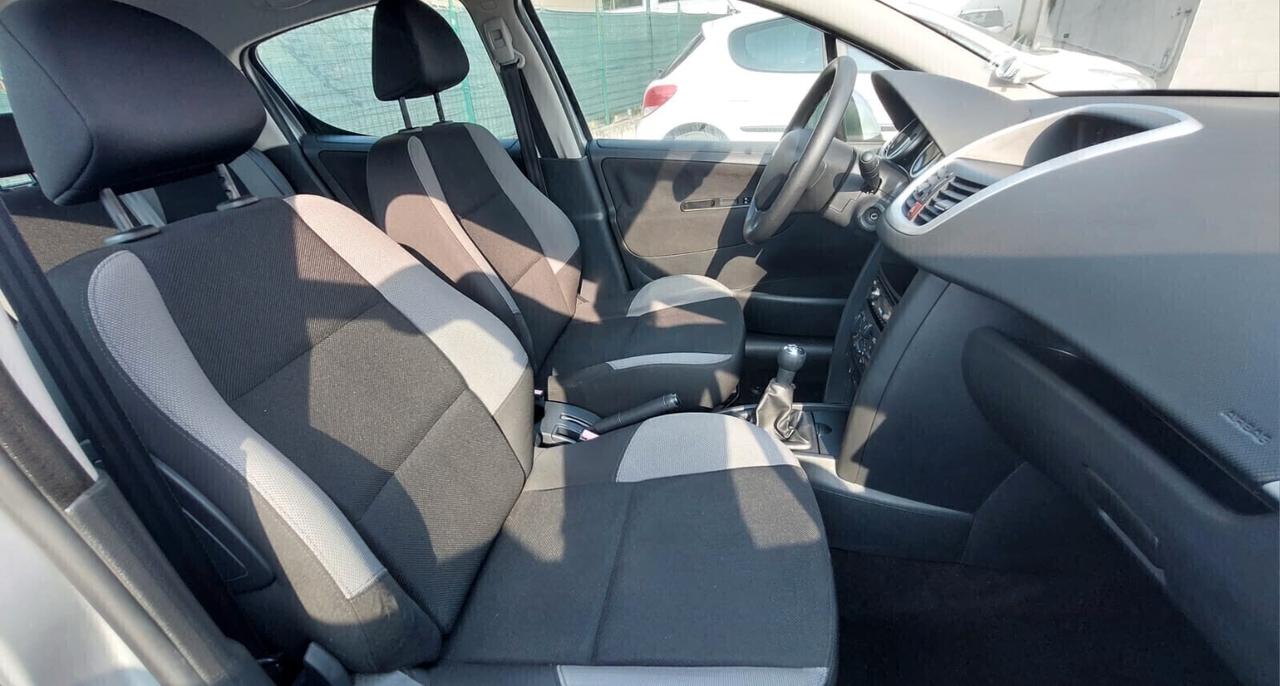 Peugeot 207 1.4 benzina Neopatentati
