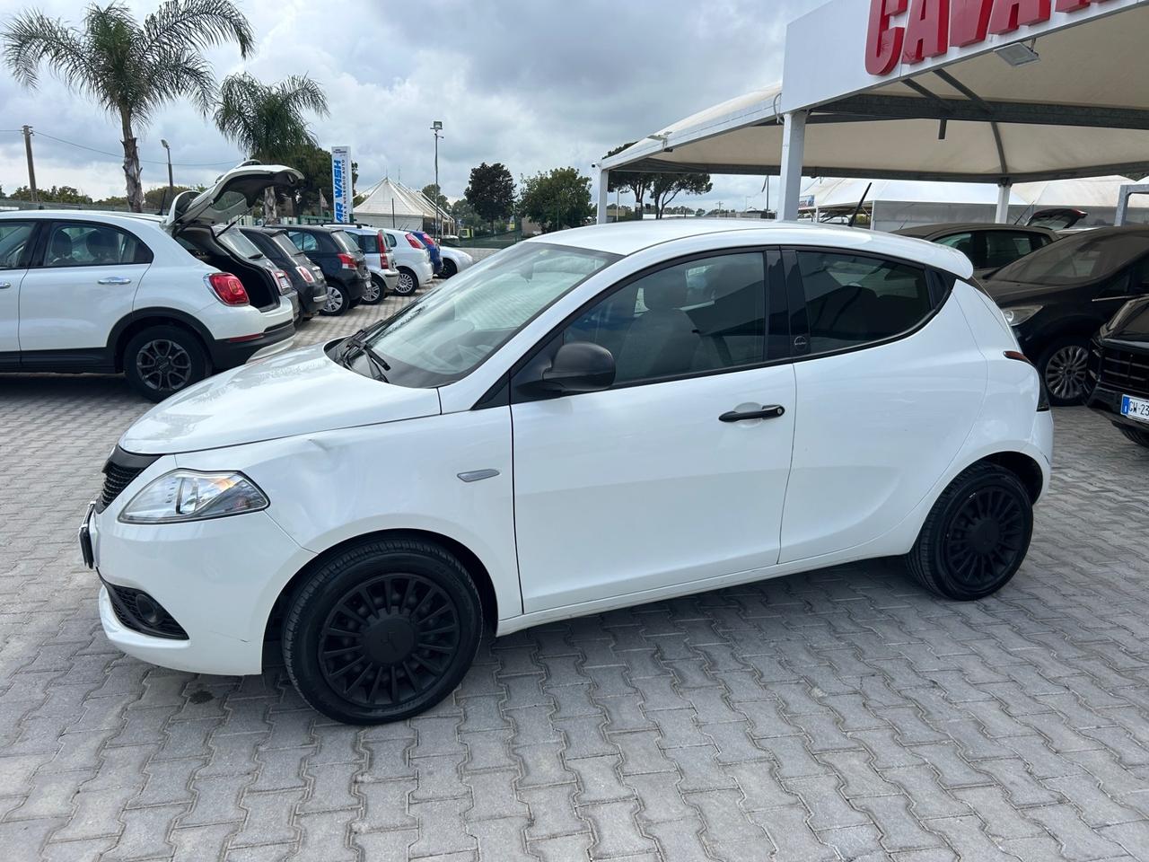 Lancia Ypsilon 1.0 FireFly 5 porte S&S Hybrid Ecochic Silver