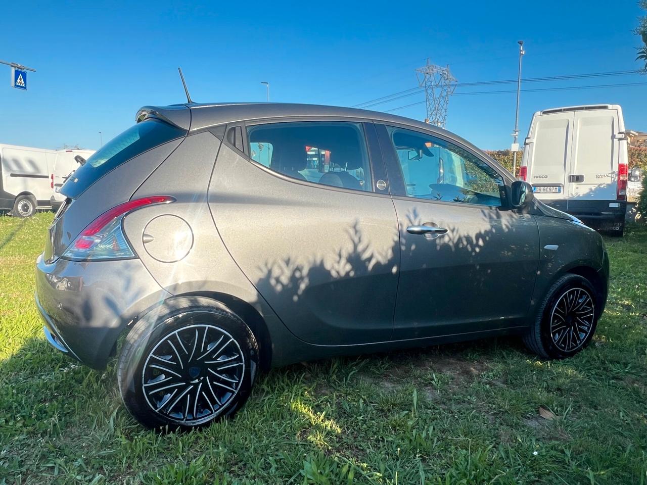 Lancia Ypsilon 1.0 FireFly 5 porte S&S Hybrid Ecochic Silver