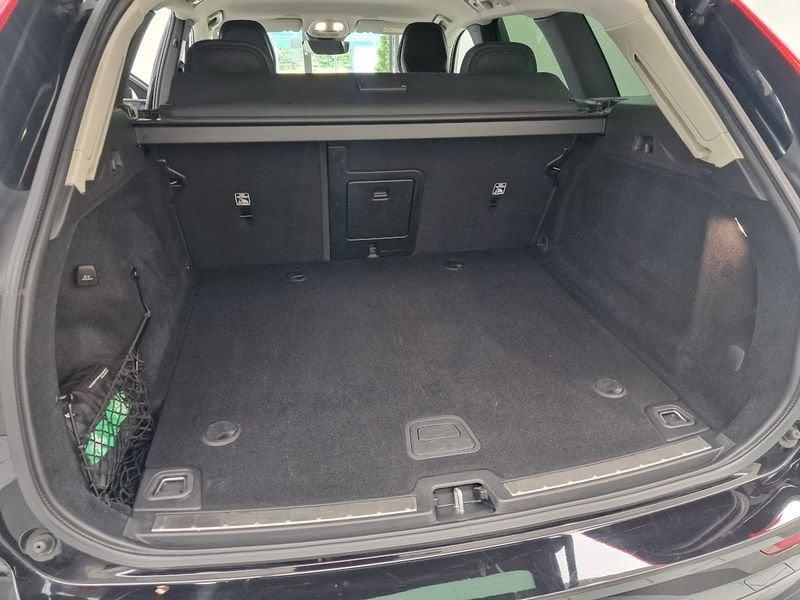 Volvo XC60 B4 (d) AWD Geartronic Momentum AUTOCARRO N1