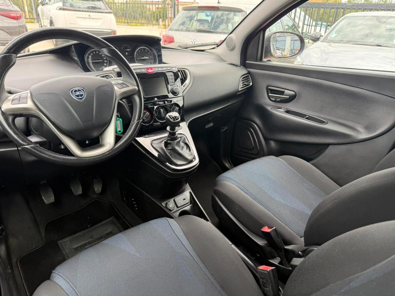 Lancia Ypsilon 1.0 FireFly 5 porte 70 CV S&S Hybrid Ecochic Gold