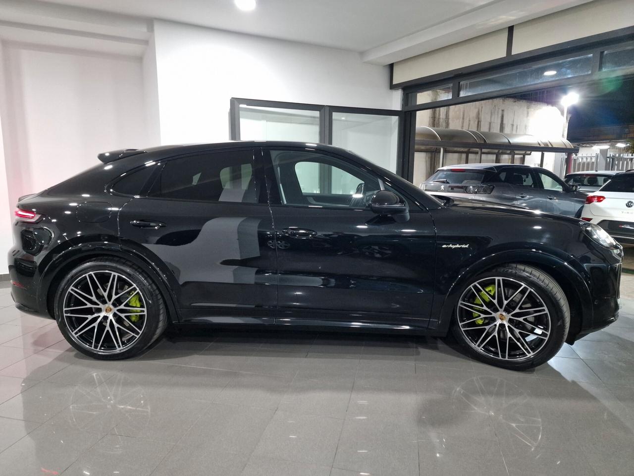 Porsche Cayenne Coupé 3.0 V6 E-Hybrid Iva esposta.