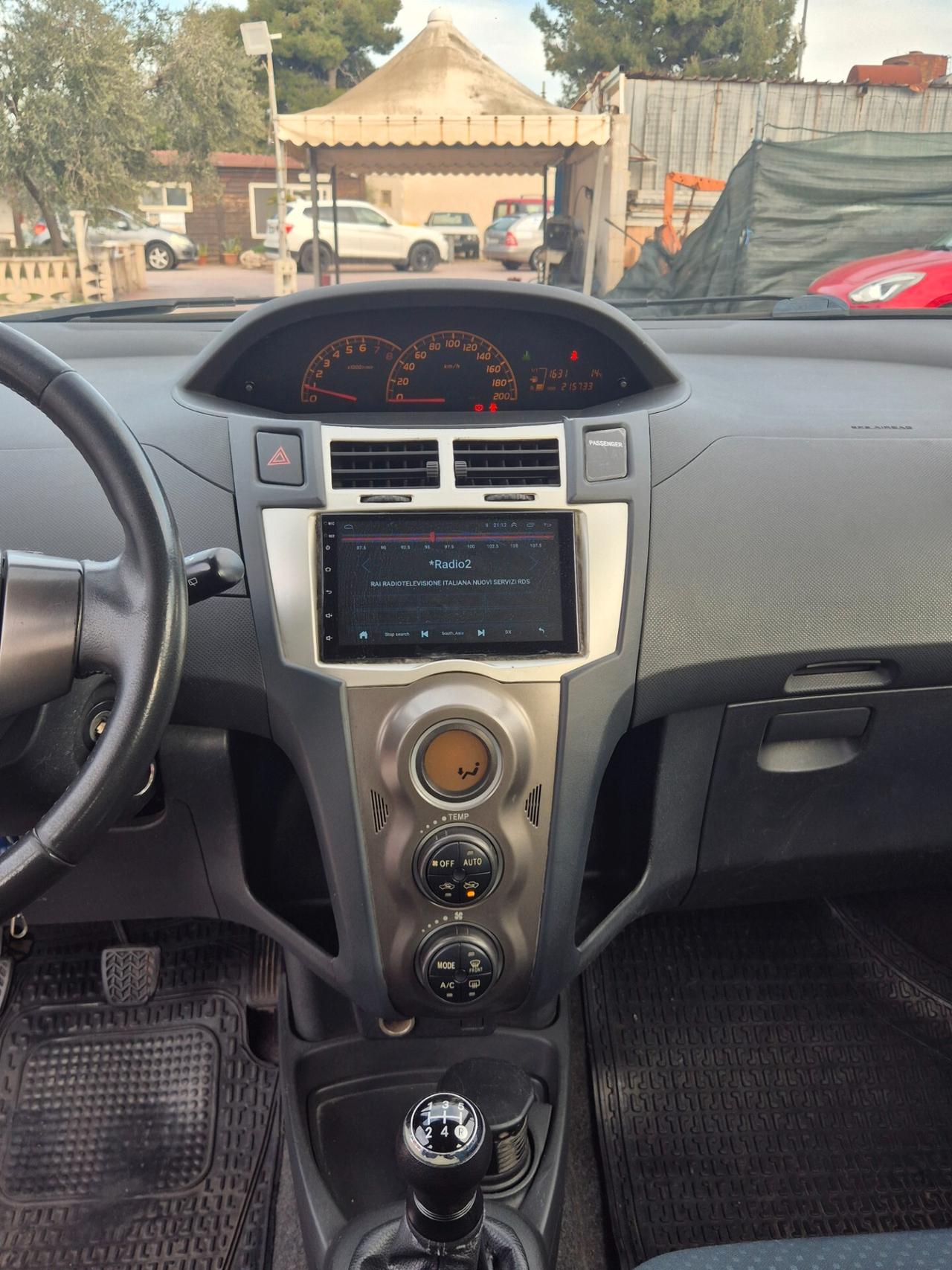 Toyota Yaris 1.0 5.p luxury pack