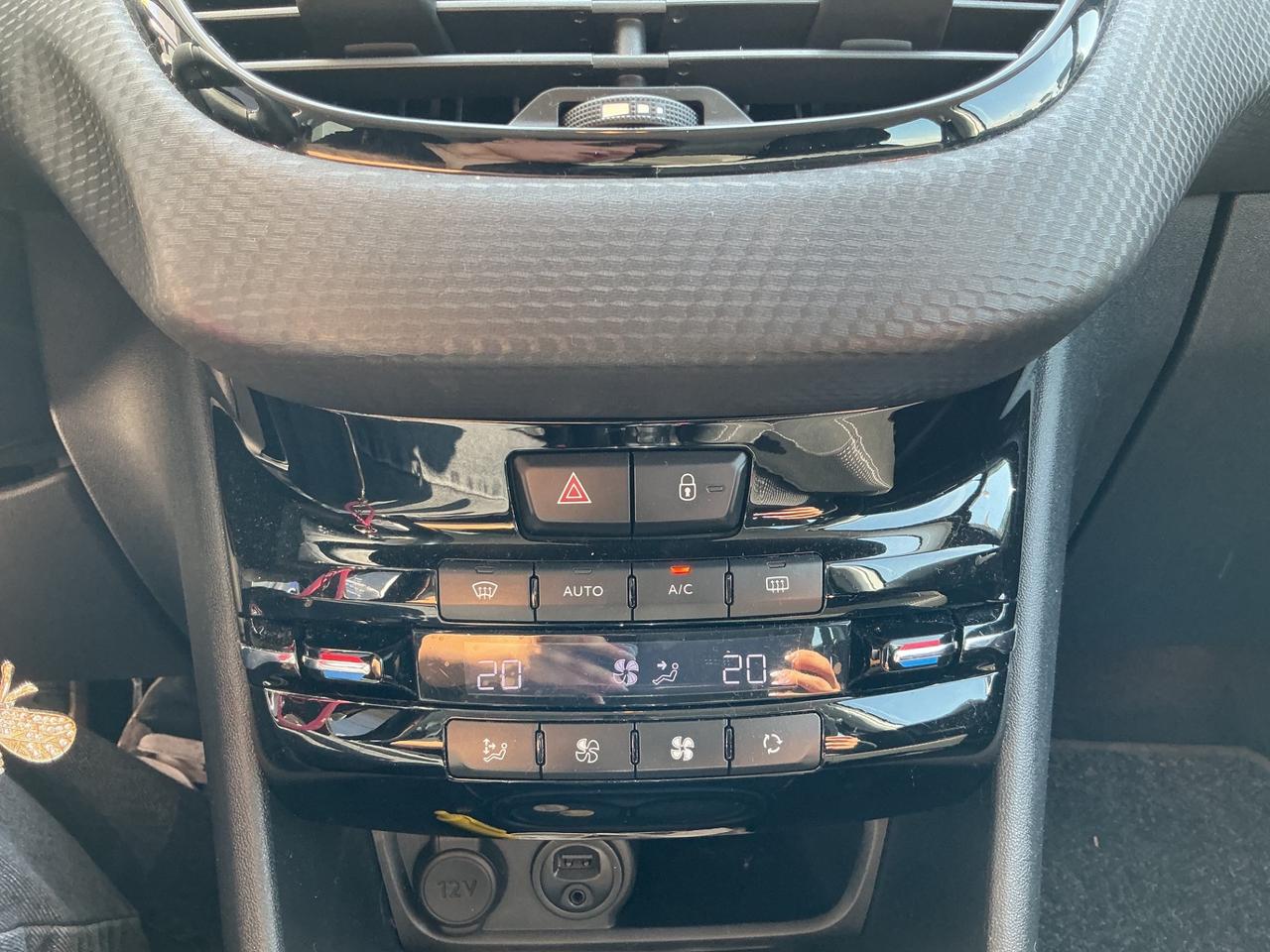 Peugeot 208 1.2 benzina Neopatentati