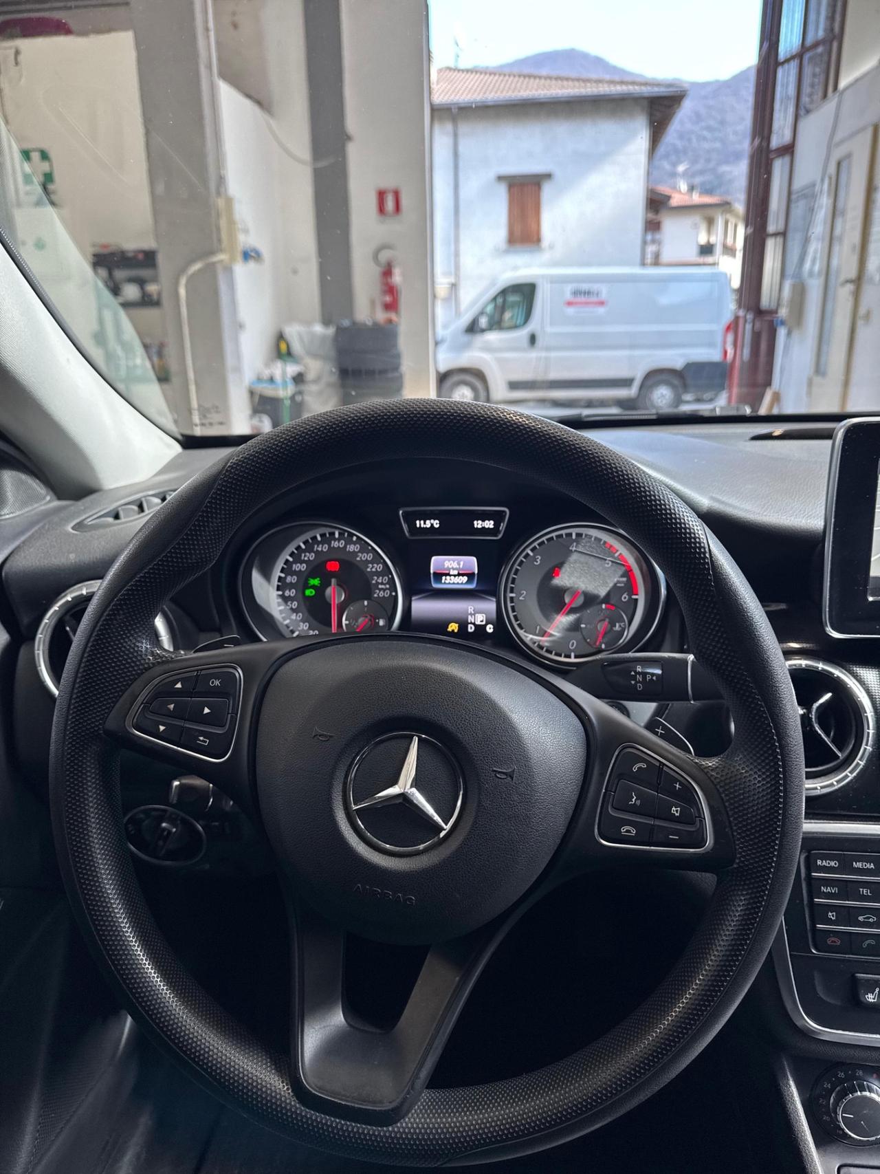 Mercedes-benz CLA 200 d Premium