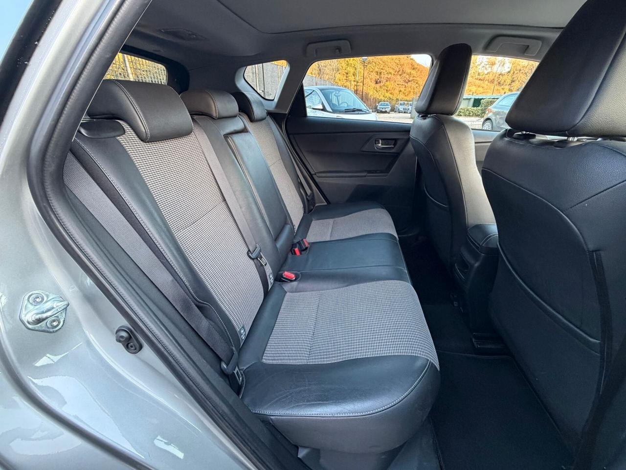 Toyota Auris 1.8 Hybrid Lounge