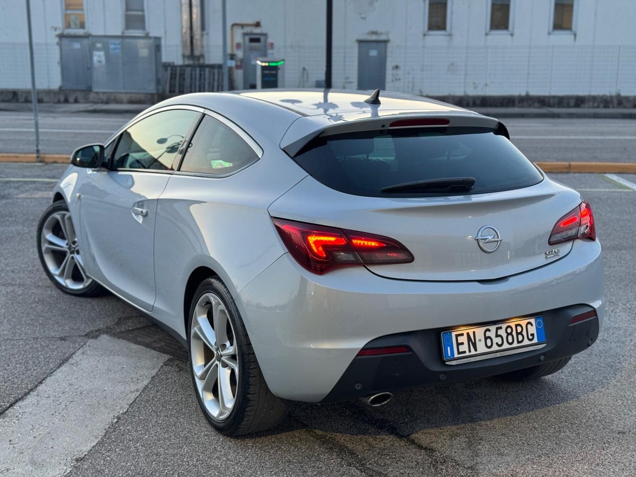 Opel Astra GTC 2.0 CDTI 165CV Cosmo