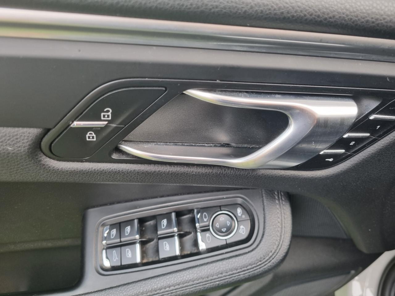Porsche Macan 2.0 245CV TETTUCCIO APRIBILE