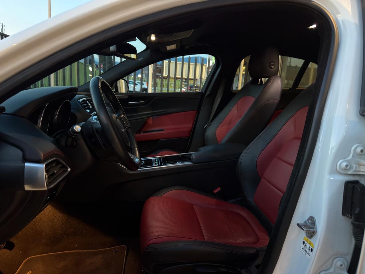 Jaguar XE 2.0 D Turbo R-Sport