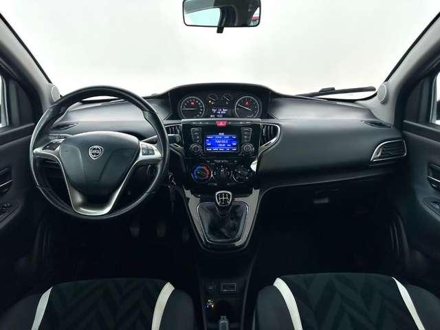 Lancia Ypsilon 1.2 69 CV 5 porte NEOPATENTATI