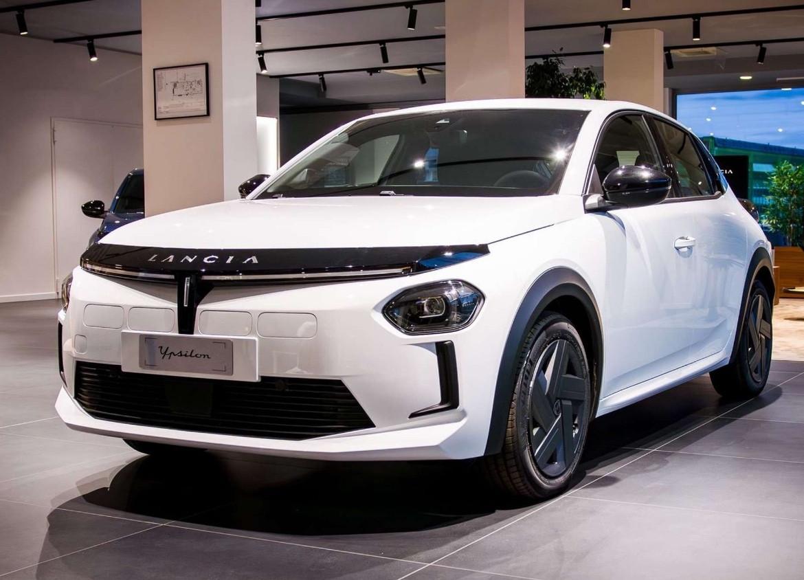 Lancia Ypsilon Hybrid e-DCT AUTO A NOLEGGIO