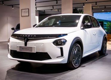 Lancia Ypsilon Hybrid e-DCT AUTO A NOLEGGIO