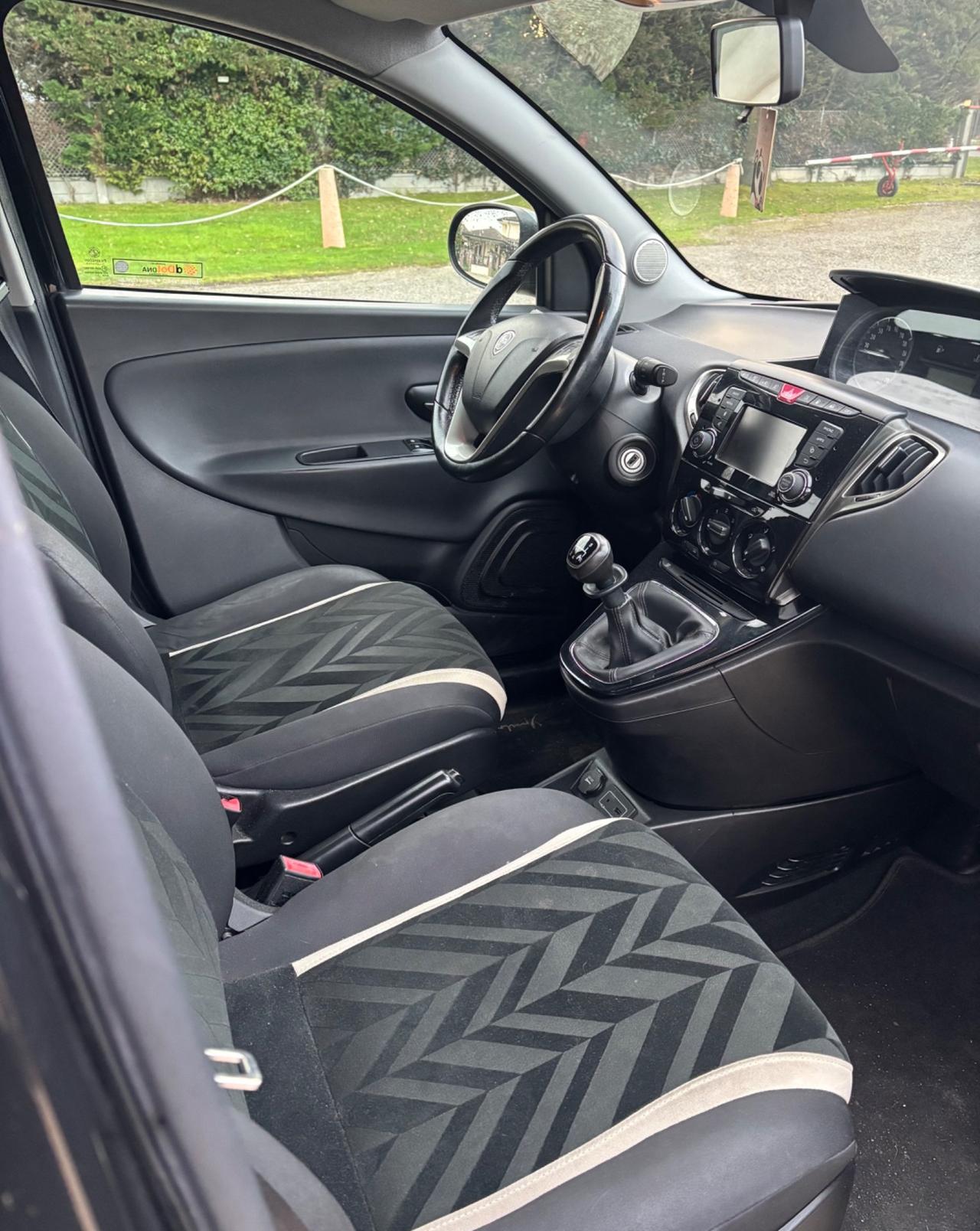 Lancia Ypsilon 0.9 TwinAir 85 CV 5 porte Metano Ecochic Silver