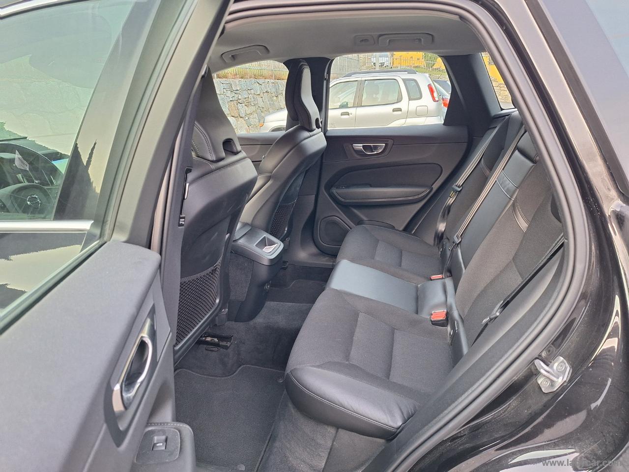 VOLVO XC60 B4 AWD Momentum PRO UNIPROP. MEMORIE FULL LED