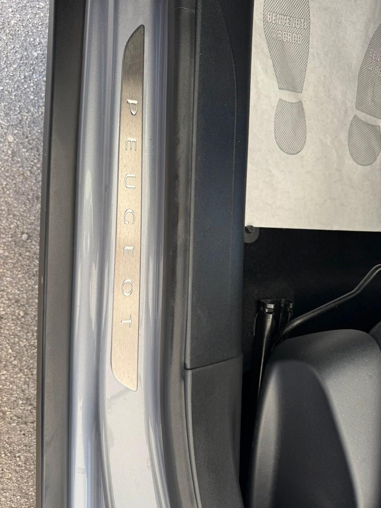 PEUGEOT 2008 EAT6 1.6DIESEL 120CV FULL OPTIONAL PARI AL NUOVO