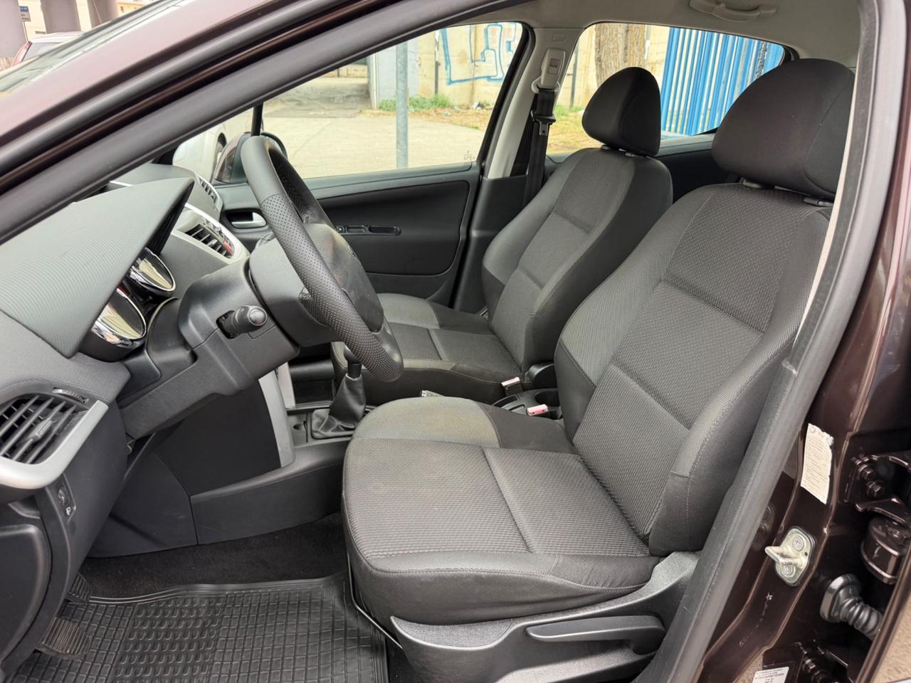 Peugeot 207 1.6 diesel 90 cv 2011 102.000 km