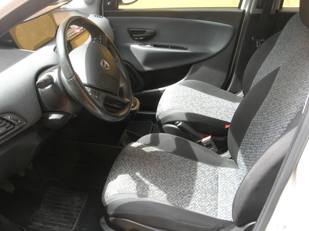 Lancia Ypsilon 1.0 FireFly 5 porte S&S Hybrid Ecochic Silver