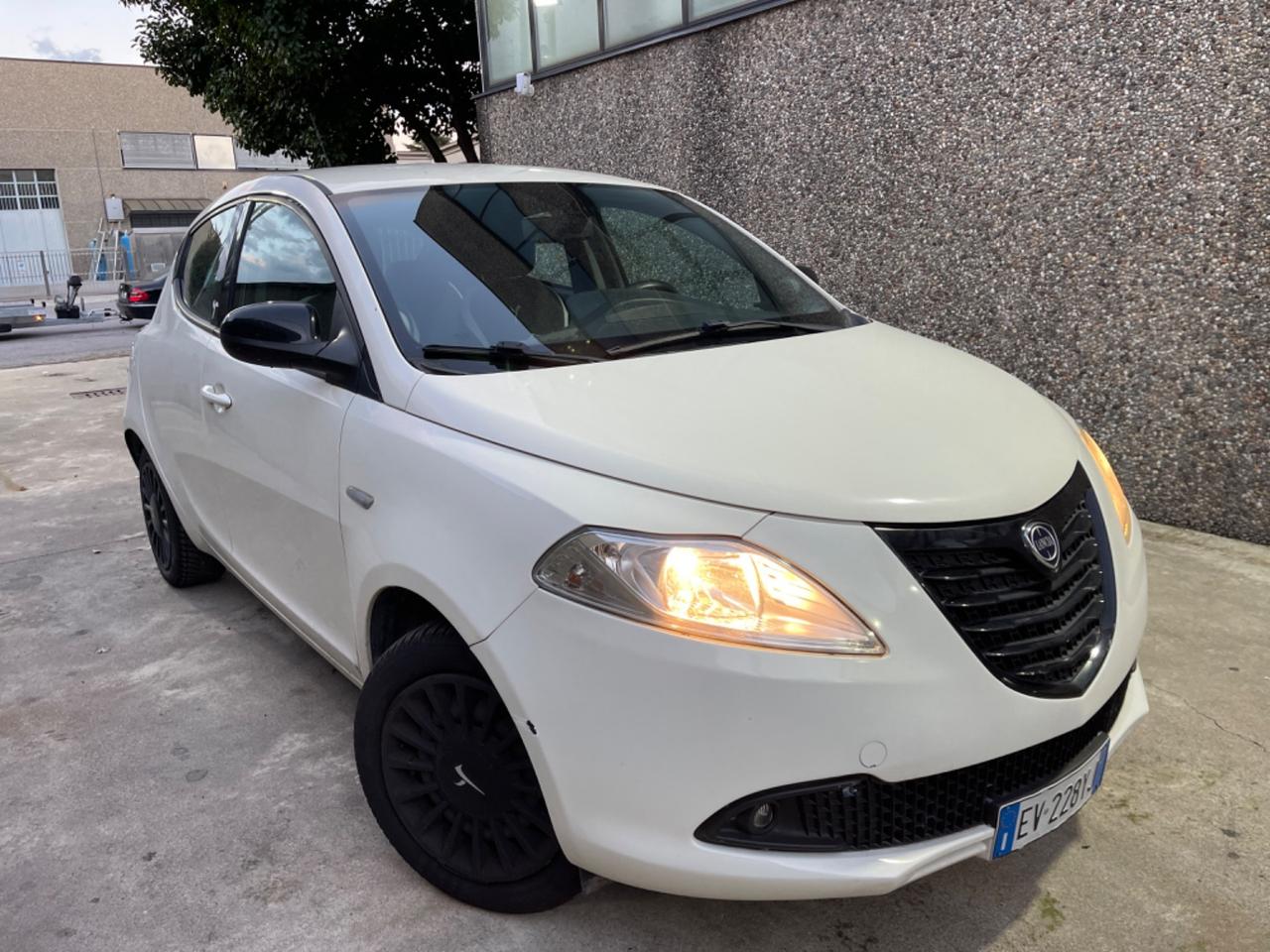 Lancia Ypsilon 1.2 benzina euro6b neopatentati