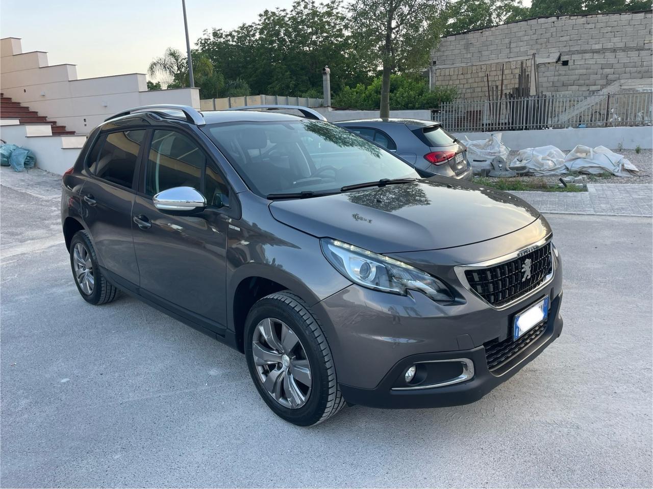 Peugeot 2008 PureTech 82 Style km 37.000 Nuova !