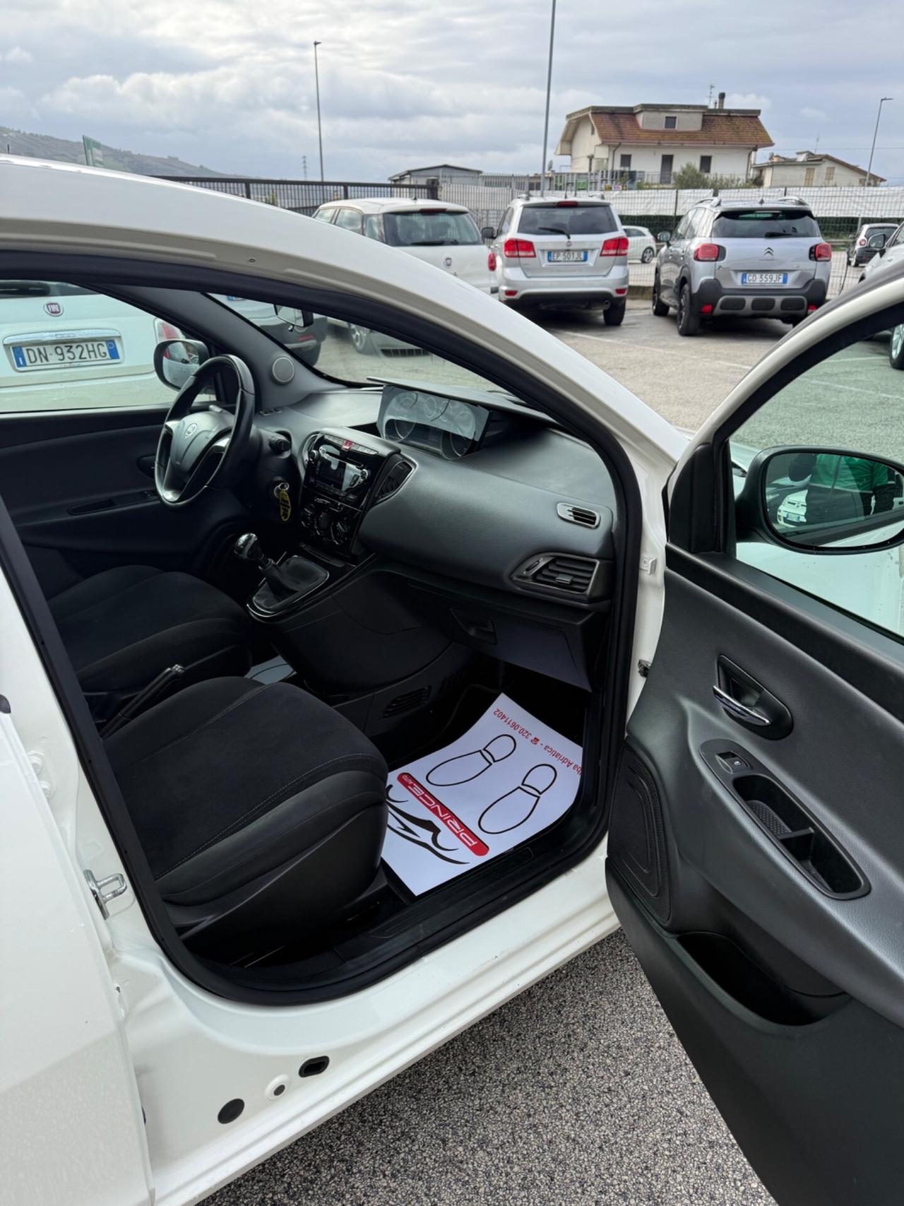 Lancia Ypsilon 1.3 MJT 75 CV Unyca