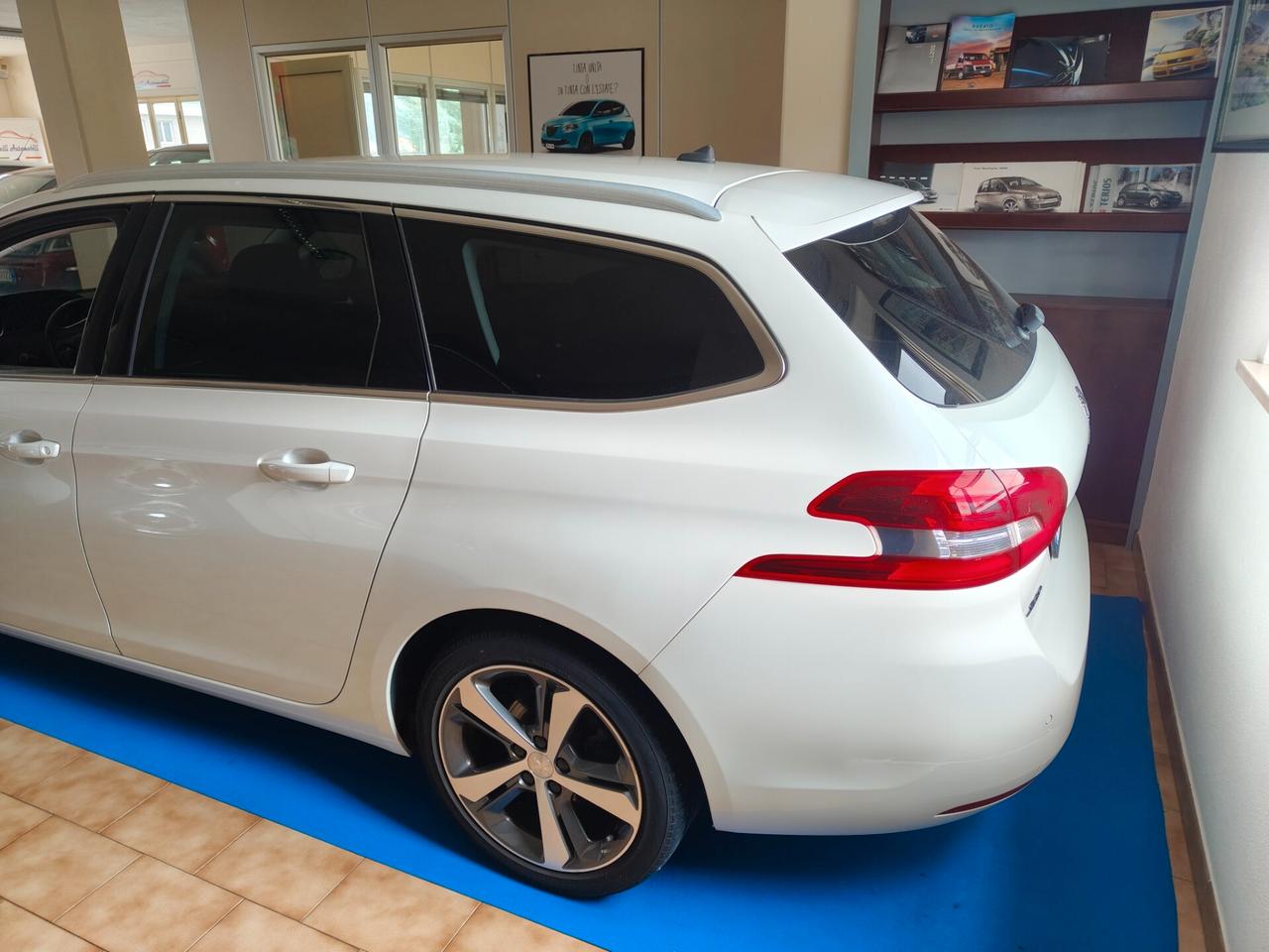 Peugeot 308 BlueHDi 120 S&S EAT6 SW Allure