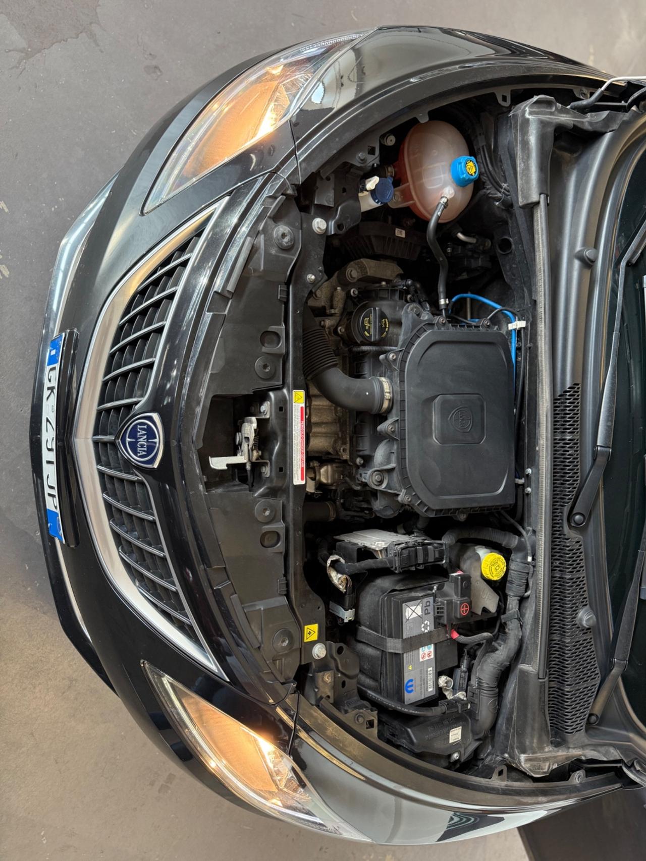 Lancia Ypsilon 1.0 FireFly 5 porte S&S Hybrid Silver