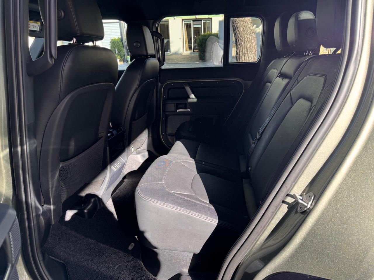 Land Rover Defender 110 3.0 I6 200 CV AWD Auto X-Dynamic HSE