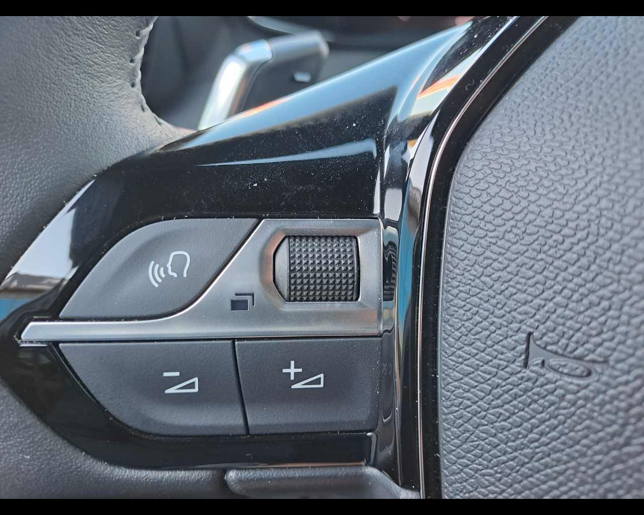 PEUGEOT 2008 Allure Hybrid 136 e-DCS6
