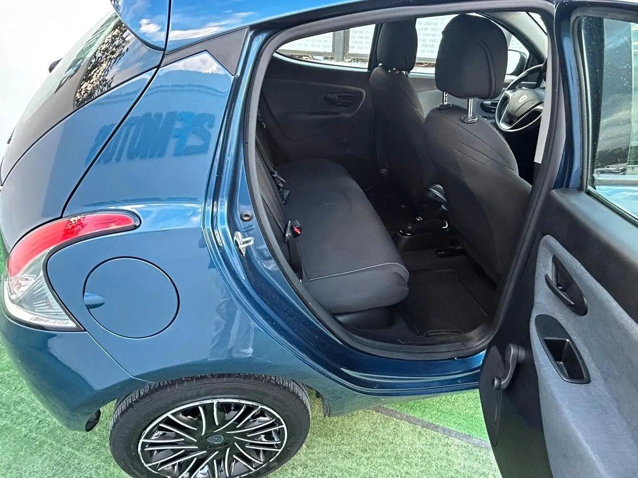 Lancia Ypsilon 1.0 FireFly 5 porte S&S Hybrid Silver