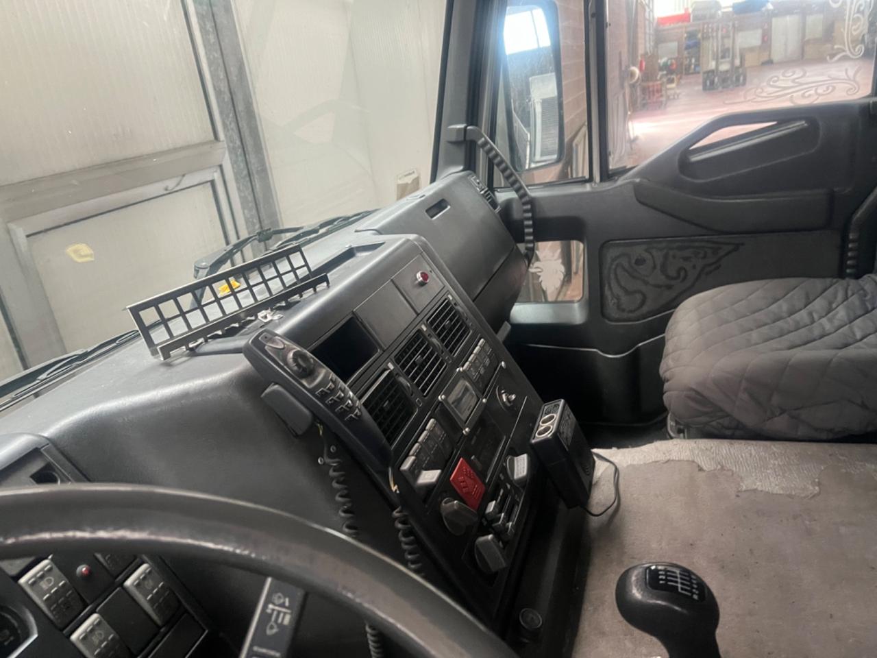 Iveco EuroTech Cursor Scarrabile Con Gru