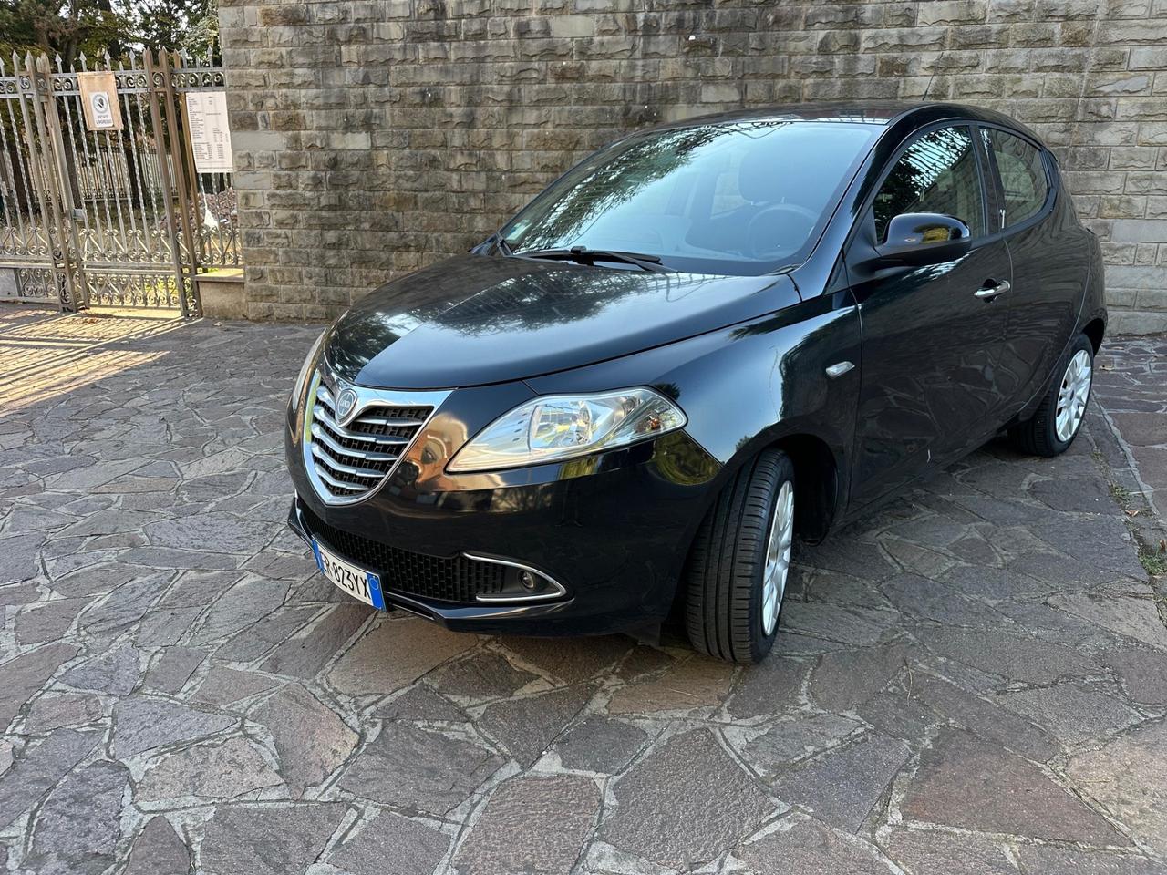 Lancia Ypsilon 1.2 69 CV 5 porte S&S Gold NEOPATENTATI