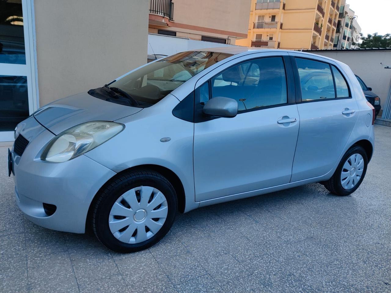 Toyota Yaris 1.0 benz 5 porte