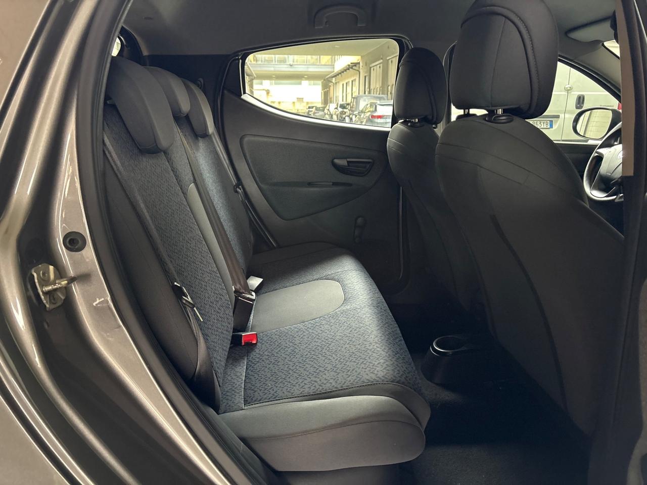 Lancia Ypsilon 1.0 FireFly 5 porte S&S Hybrid Ecochic Silver posti